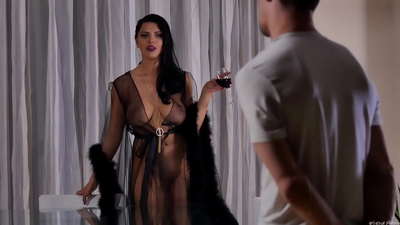 పతిత కిరా క్వీన్ తన పొరుగు వ్యక్తిని టీ కోసం ఆహ్వానించింది మరియు డిన్నర్ టేబుల్‌పై అతన్ని ఇబ్బంది పెట్టింది